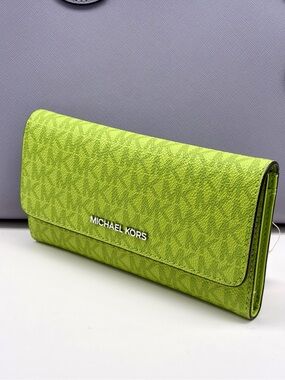 Michael Kors Jet Set Travel Trifold Wallet Lime Green